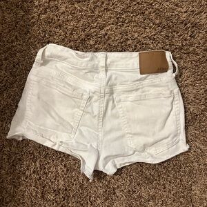 Aero white high rise shorts! ☀️